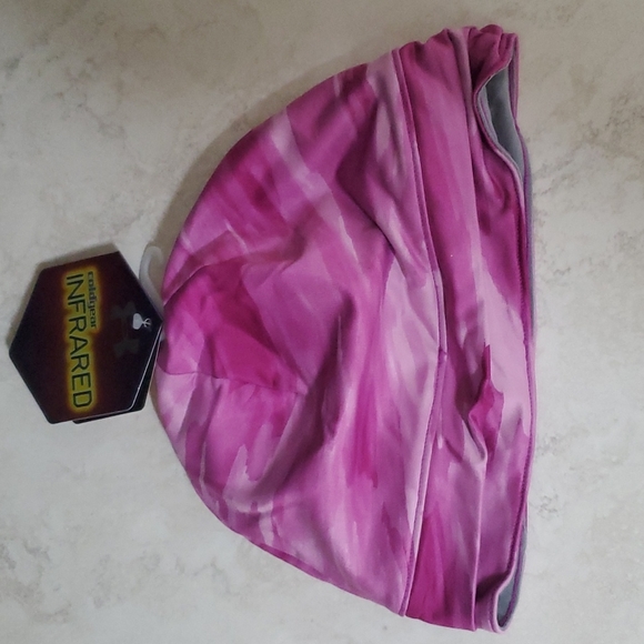 Women's UNDER ARMOUR Coldgear Infrared Magenta Shock Beanie - Picture 7 of 7